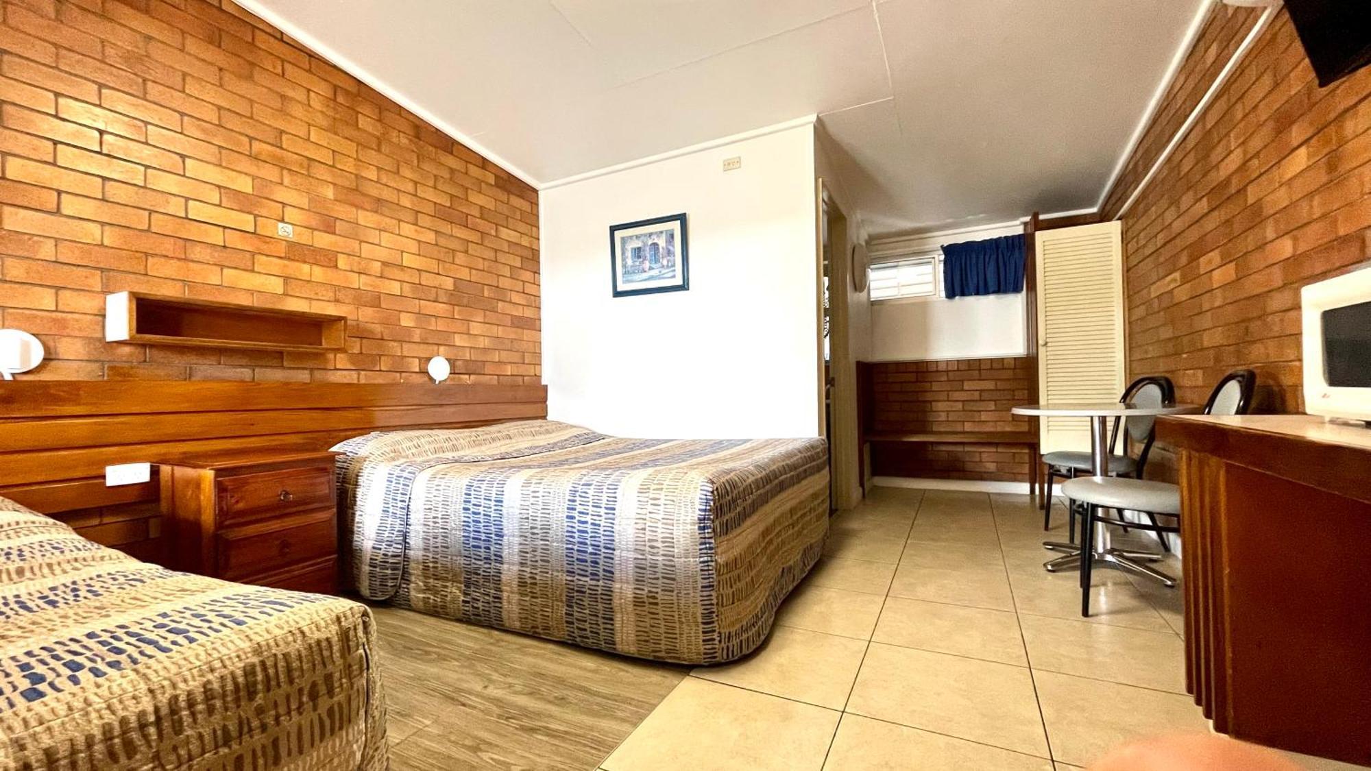 Motel Myall Dalby Bagian luar foto